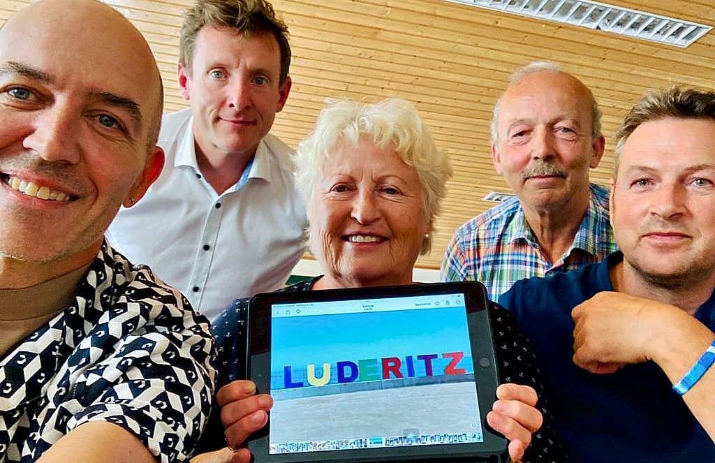 Mirco Vogel (von links), Andreas Brohm, Edith Braun, Rüdiger Steier und Marko Bartsch in Lüderitz (Altmark) freuen sich über den neuen Schriftzug am Hafen der namibischen Partnergemeinde Lüderitz.