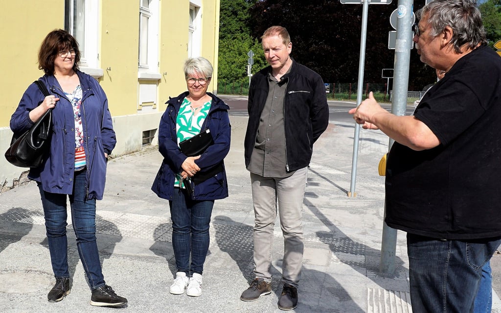 Baufachbereichsleiterin Dagmar Turian (links), hier bei der offiziellen Freigabe der fertig sanierten Großen Schulstraße.