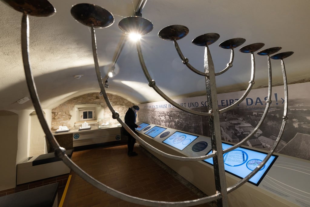 Eine Besucherin betrachtet in der Kleinen Synagoge eine Ausstellung.