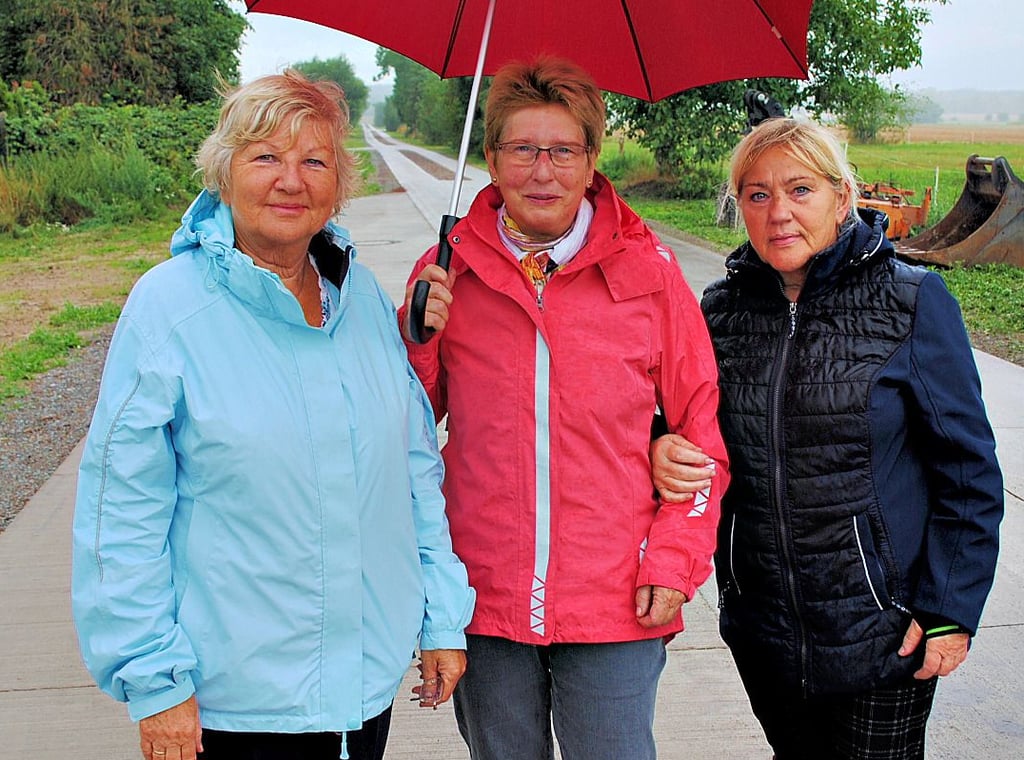 Die Meßdorferinnen Ingetraud Dähne (v.l.), Hiltrud Banko und Doris Wolf freuten sich über die Freigabe von Triftweg und Buchhorster Weg.