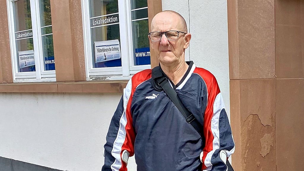 Das Gerät über seiner Schulter ist momentan Jan Roloffs Lebensversicherung. Er ist, wie er sagt, der einzige Träger eines Kunstherzens in Jessen.