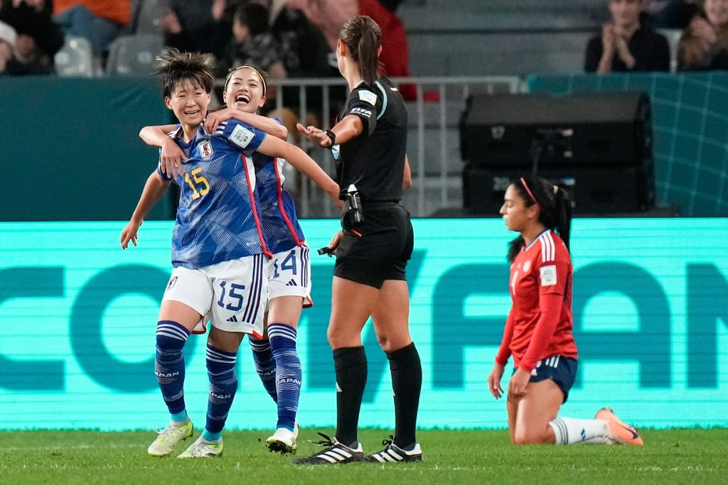Japans Torschützin Aoba Fujino (l) wird von ihrer Teamkollegin Yui Hasegawa beglückwünscht.