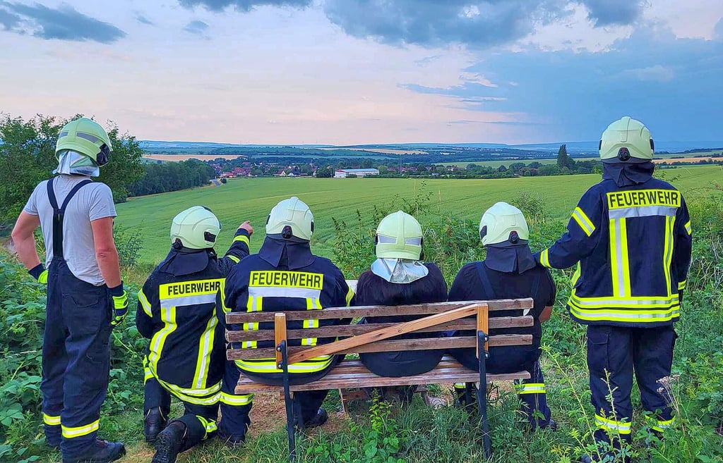 Toller Blick auf Riestedt – die Freiwillige Feuerwehr des Ortes nutzte eine der Spazierbänke während einer Übung zur Rast.