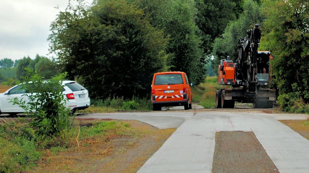 Die Baufirma war am 28. Juli noch mit abschließenden Arbeiten am Buchhorster Weg beschäftigt.