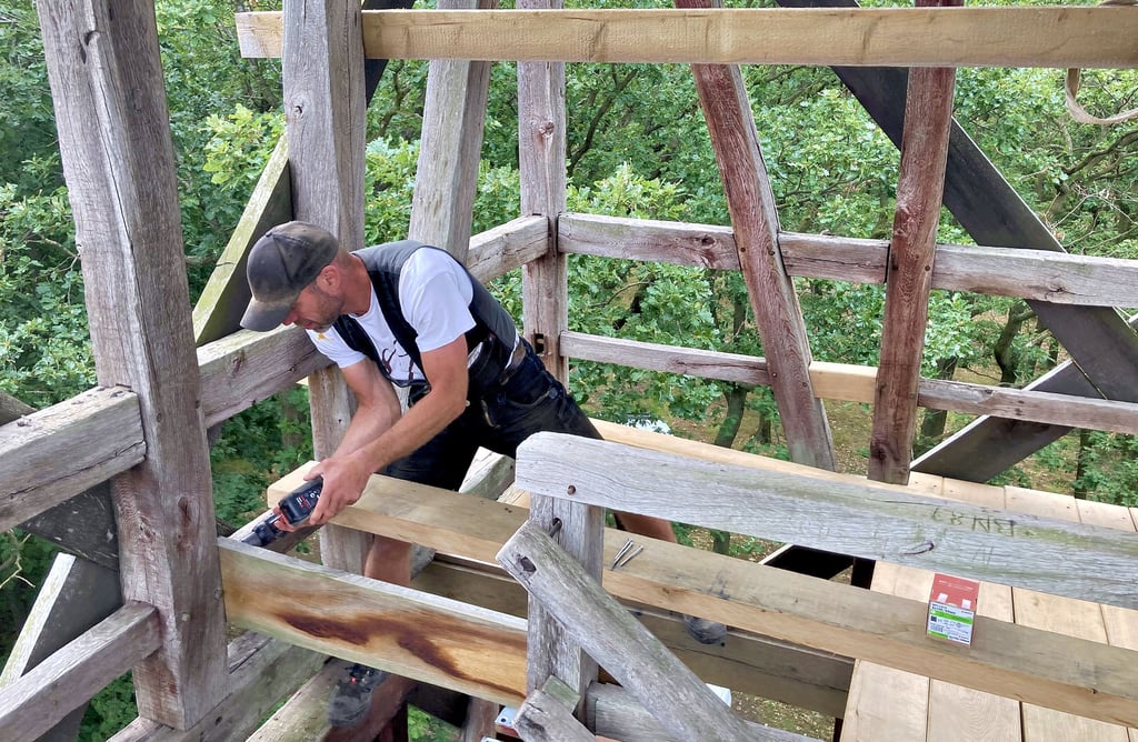 Arbeit in luftiger Höhe: Zimmerer Christian Utpaddel beim Verschrauben neuer Bohlen.