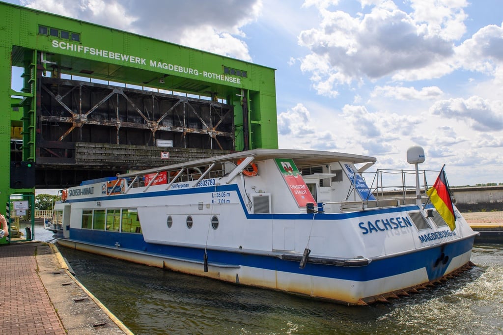 Das Ausflugsschiff "Sachsen-Anhalt" der Weißen Flotte Magdeburg fährt in das Schiffshebewerk Magdeburg-Rothensee ein.