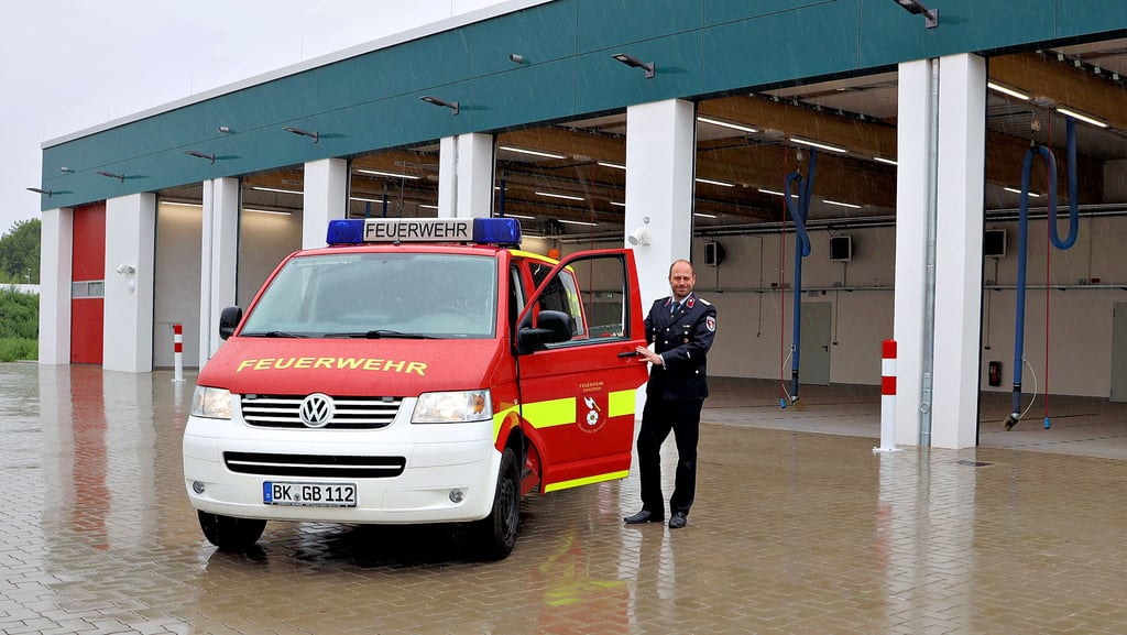 Das Feuerwehrhaus in Barleben ist gebaut. Der stellvertrende Ortswehrleiter Danny Fritze präsentiert die große Halle für sechs Fahrzeuge.