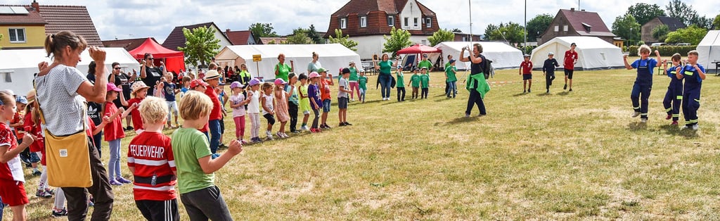 Kinder und Jugendliche von freiwiligen Feuerwehren aus dem Abschnitt Nebra treffen sich in Wohlmirstedt zum Zeltlager. Zu den Angeboten gehören der Besuch einer Rettungshundestaffel sowie Sport und Spiel. Für einen Tag zu Gast sind außerdem Mädchen und Jungen aus umliegenden Kitas.