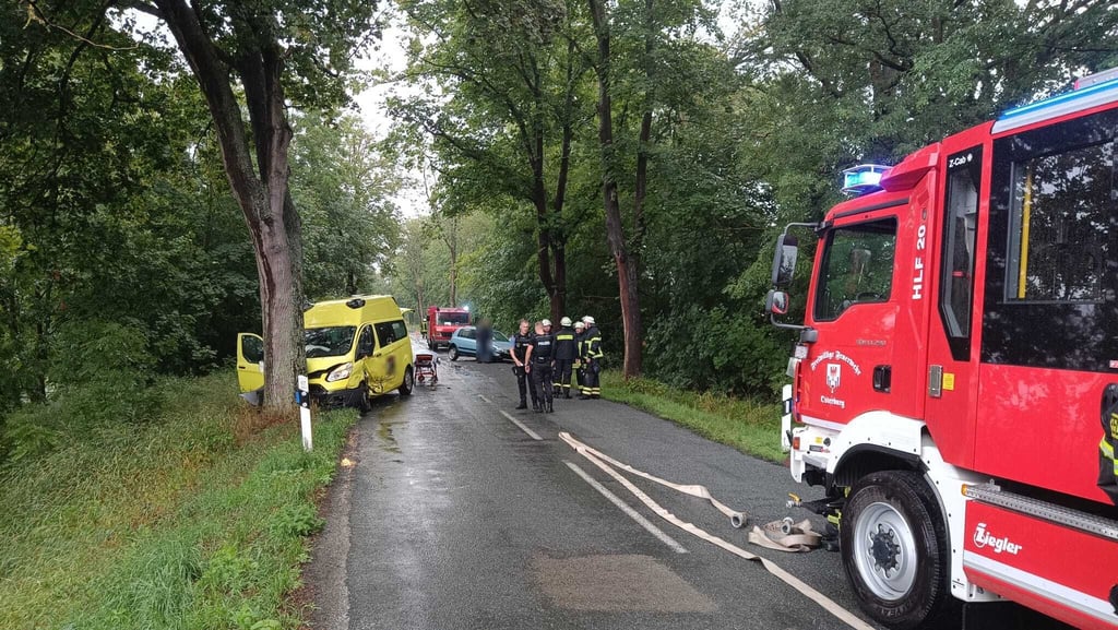Bei einem Verkehrsunfall zwischen Osterburg und Meseberg ist eine Person gestorben.