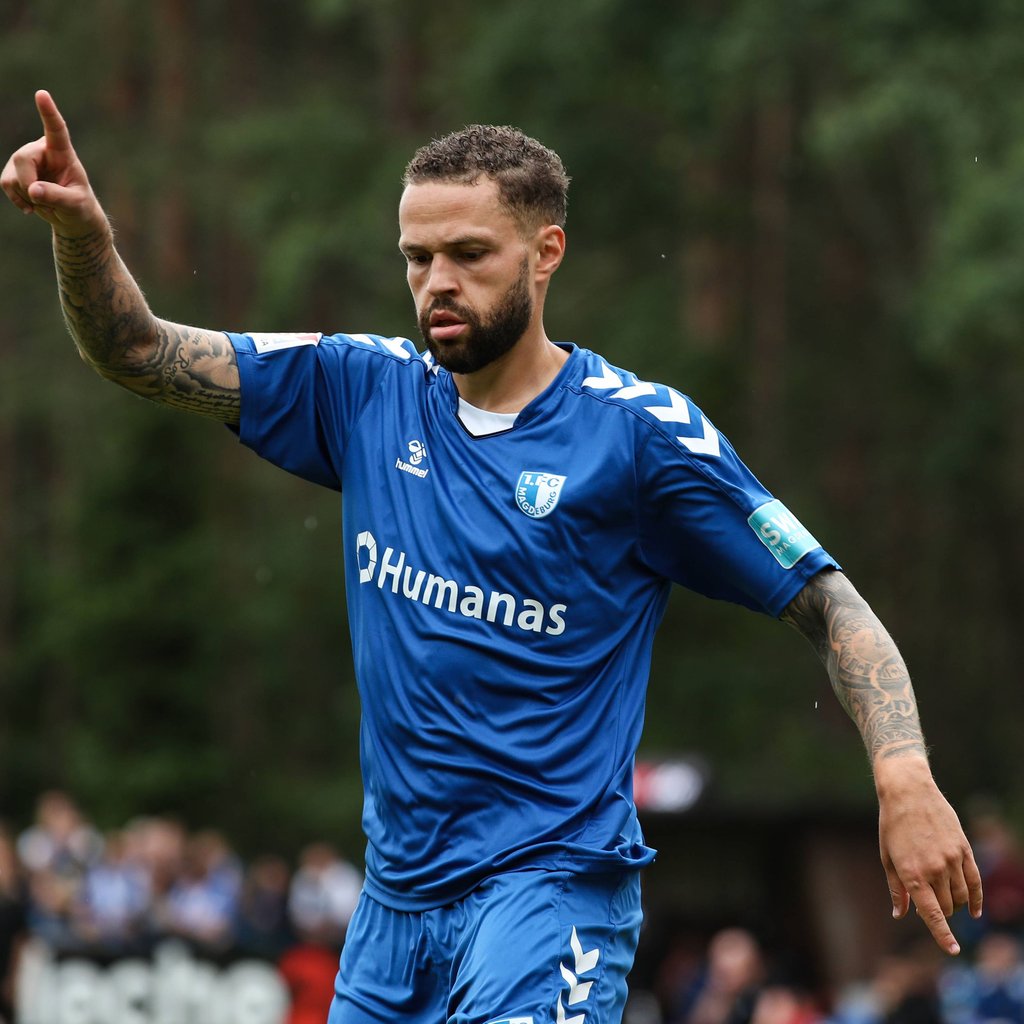 Luc Castaignos vom 1. FC Magdeburg will den begehrten Platz auf der Mittelstürmerposition behaupten. Dafür muss er aber an Luca Schuler vorbei. Wie wird das Rennen ausgehen?