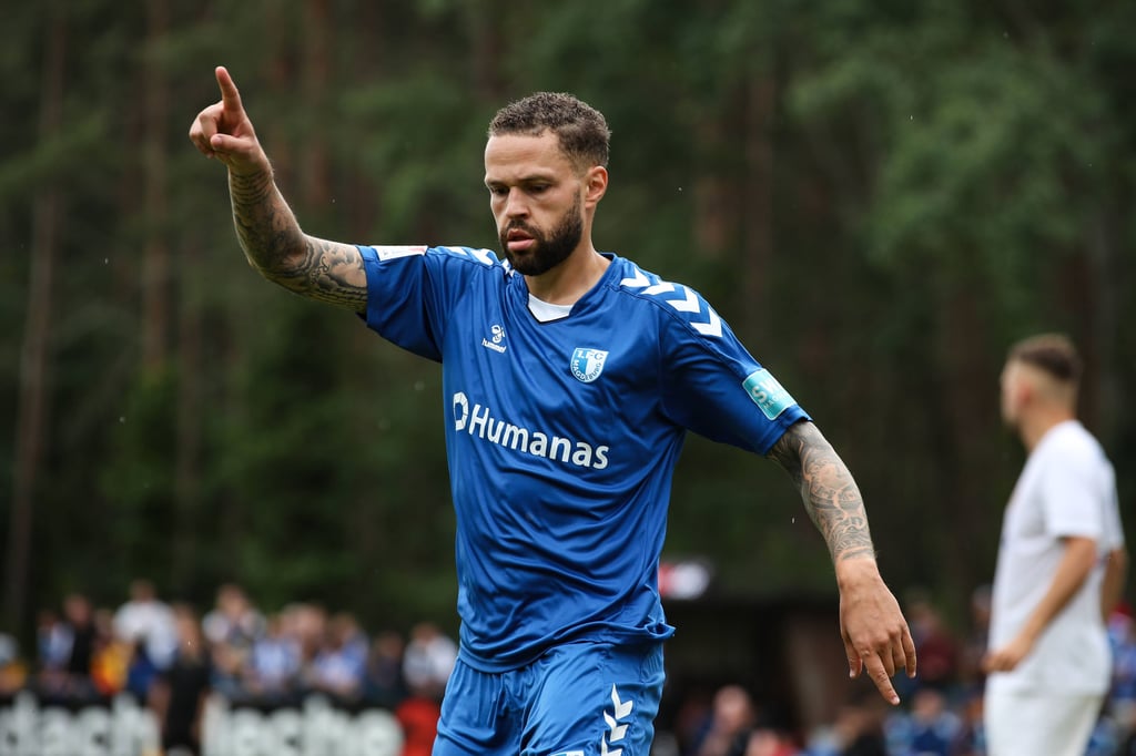 Luc Castaignos vom 1. FC Magdeburg will den begehrten Platz auf der Mittelstürmerposition behaupten. Dafür muss er aber an Luca Schuler vorbei. Wie wird das Rennen ausgehen?