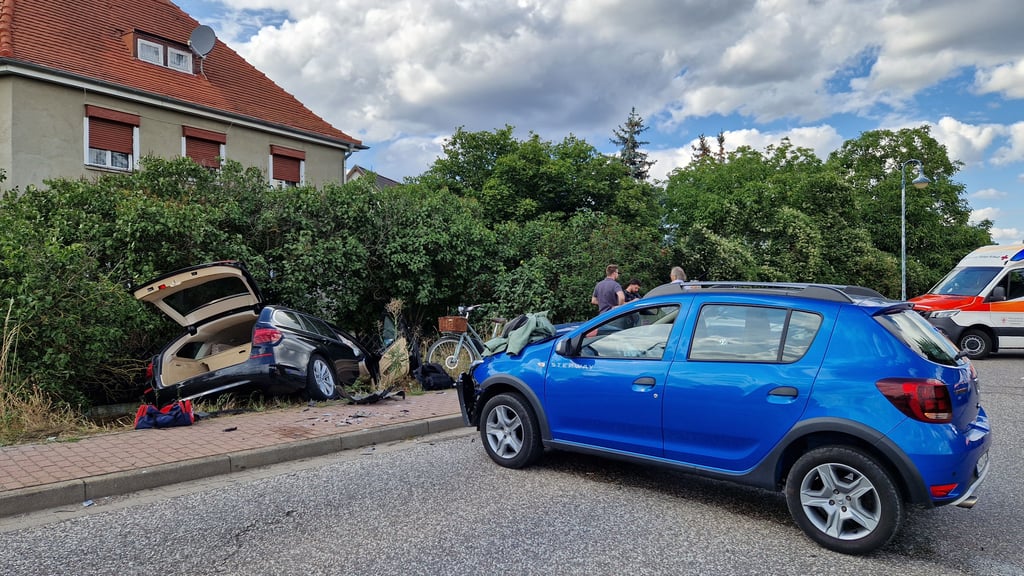 Eines der Fahrzeuge rutsche in den Straßengraben.