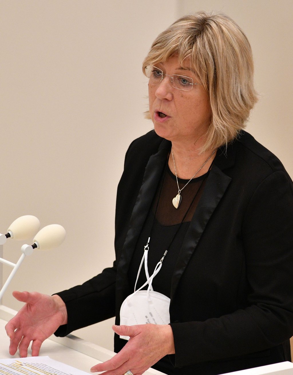 Kathrin Dannenberg (Die Linke), Abgeordnete, spricht in der Debatte in der Sitzung des Landtages Brandenburg.