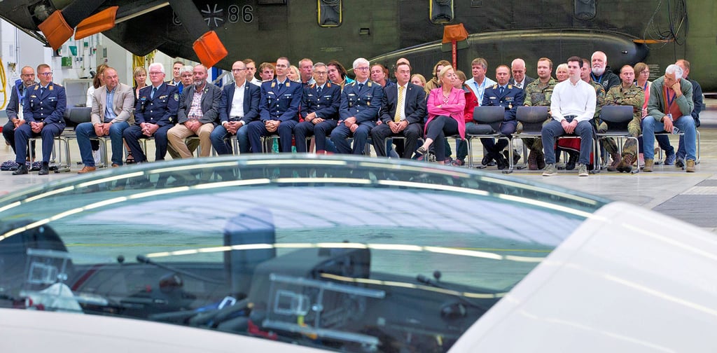 Eine Vielzahl Gäste war eigens für die Eröffnung des 20. Internationalen Militärischen Segelflugwettbewerbs nach Holzdorf gekommen.