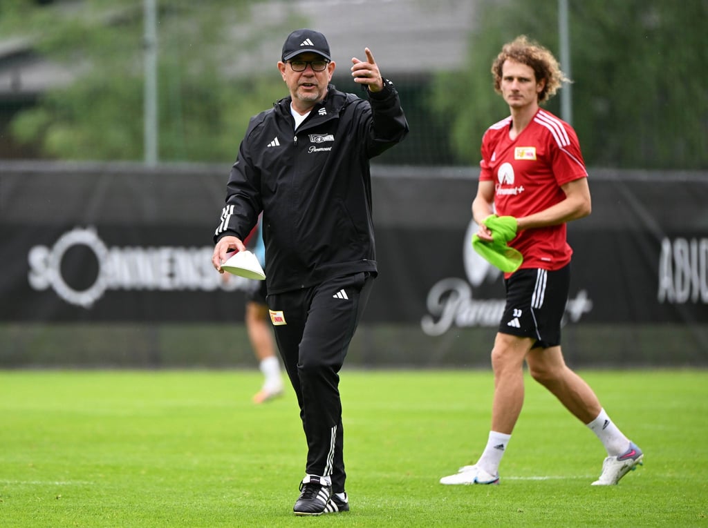 Unions Trainer Urs Fischer gibt Komandos.