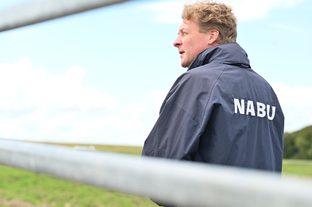 Dr. Holger Buschmann, Landesvorsitzender des NABU Niedersachsen, blickt über die Flächen.
