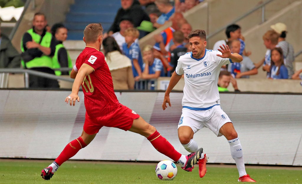 FCM-Coach Christian Titz ist sehr angetan von Ahmet Arslan (hier rechts beim 3:1-Testspielsieg gegen den FC Sevilla). Womöglich steht der 29-Jährige heute als einziger Neuzugang in der Startelf.
