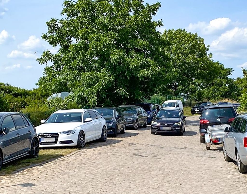 Ein normales Bild an heißen Wochenenden in Frankleben. Weil es keine Parkplätze zum Geiseltalsee-Strand mehr gibt, stehen die Autos am Feldrand. Begegnungsverkehr ist nicht möglich. Gäste wie Anwohner sind unzufrieden.