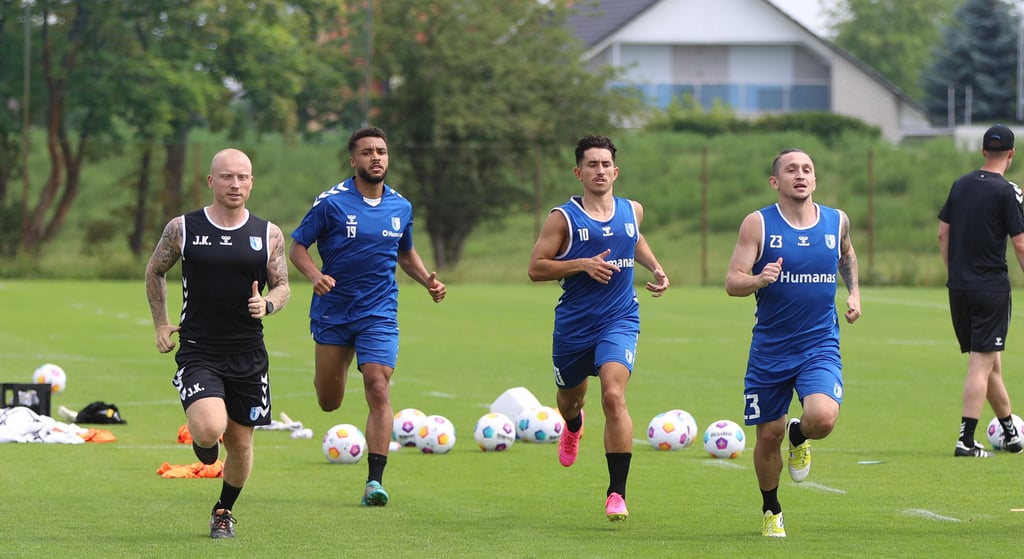 Wollen direkt über drei Punkte jubeln: Baris Atik (von rechts), Jason Ceka, Leon Bell Bell und Athletiktrainer Jannik Kirchenkamp.