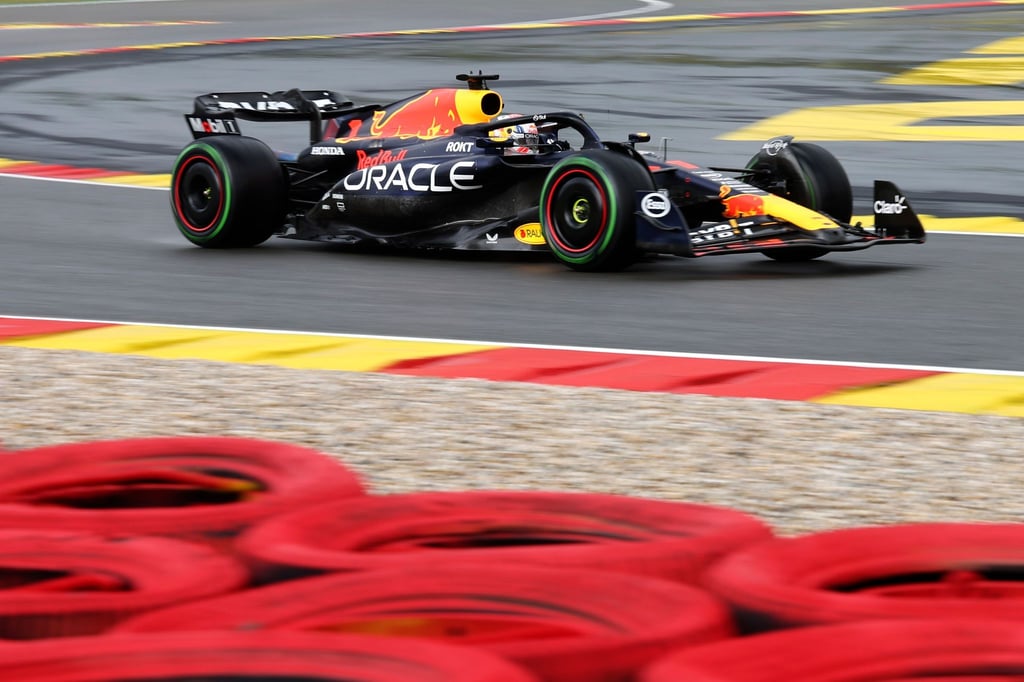 Max Verstappen wird wegen eines Getriebewechsels um fünf Plätze nach hinten strafversetzt.