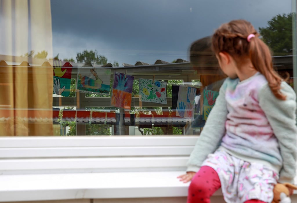 Erwachsenen bleibt er verborgen, aber viele Kinder haben einen imaginären Freund, mit dem sie sprechen und der sie eine Zeitlang begleitet.