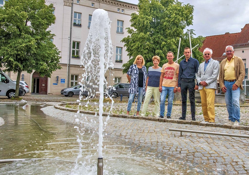 Sylvia Gernoth und Christa Müller (v.l.) sowie Jörn von der Heydt und Klemens Koschig (v.r.) vom Ortschaftsrat nehmen die Schausteller Werner und Christopher Wieser in ihre Mitte bei den Vorbereitungen zum Schifferfest.