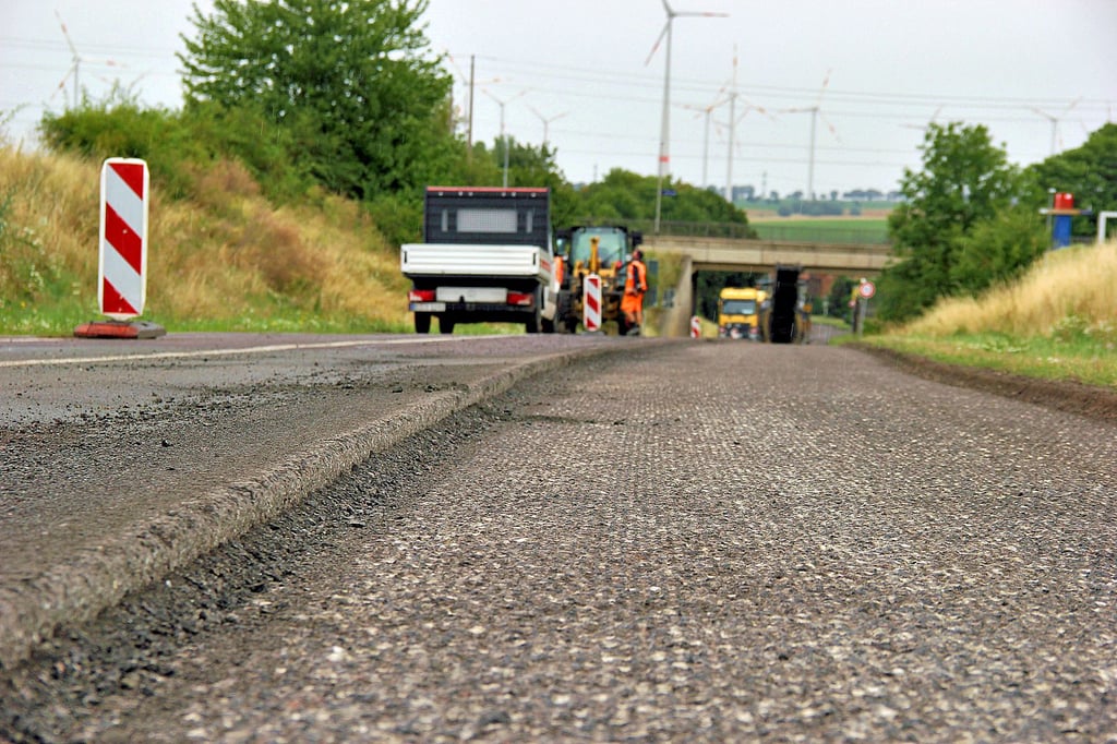 Blick in Richtung Ovelgünne: Halbseitig ist die B 246a mittlerweile schon abgefräst. Auf einer Länge von 1,8 Kilometern wird hier der Asphalt erneuert – inklusive Ortsdurchfahrt Ovelgünne und dem Abzweig nach Druxberge (L 45).
