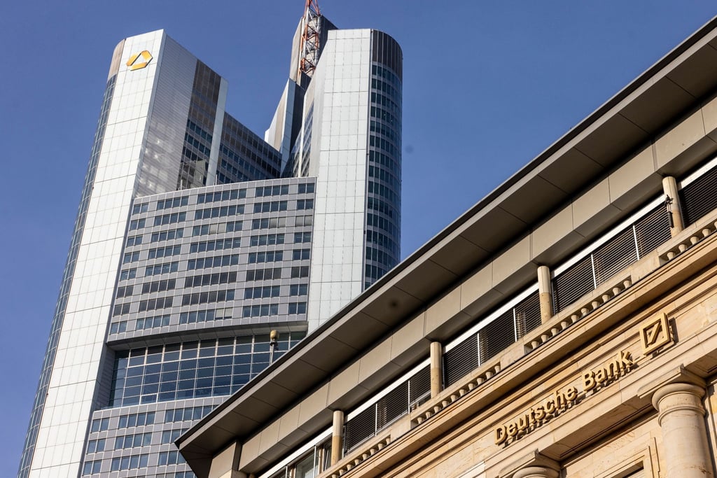 Blick auf den Commerzbank-Tower (l) und eine Filiale der Deutschen Bank im Frankfurter Bankenviertel (Symbolbild).