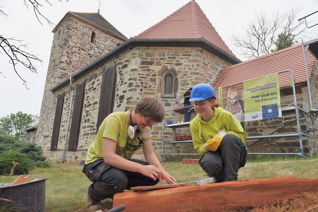 An der Kirche in Bösenburg sind 16 FSJler der Jugendbauhütte tätig. Mit dabei sind Therese Heidrich und Frederike Holz.