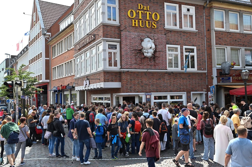 Hunderte Fans warteten vor dem Otto-Huus in Emden auf den Komiker.