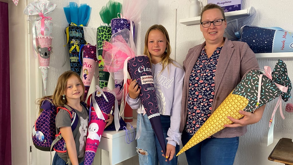 Maggy (6, von links nach rechts) und Ciara (11) mit ihrer Mutter Melanie Rose. Schultüten sind auch in Melanie Roses Familie gerade ein aktuelles Thema, denn die jüngste Tochter wird in diesem Jahr eingeschult.