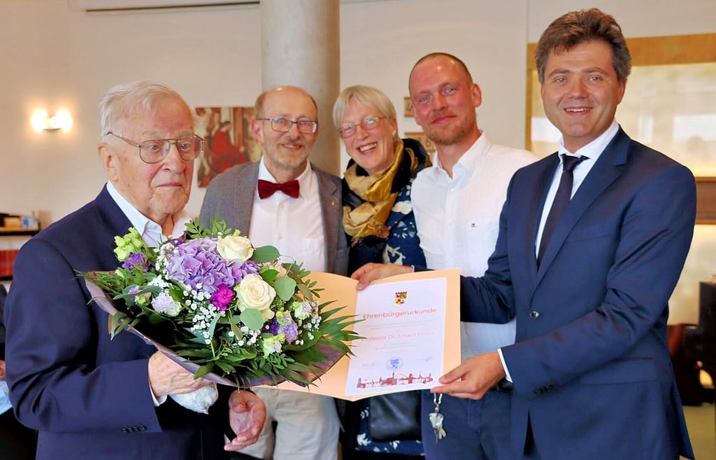 Prof. Erhard Hirsch (li.) erhält von OB Robert Reck die Urkunde. Hinten Martin und Annette Scholtka und Enkel Jonas Hirsch.