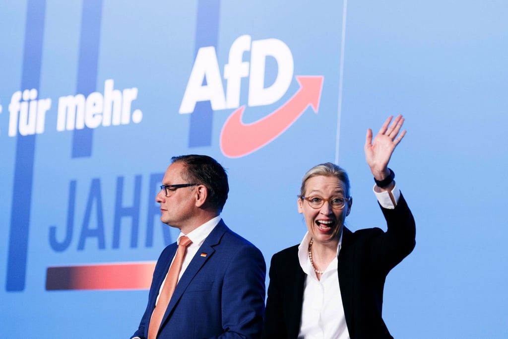 Alice Weidel (r) winkt neben Tino Chrupalla bei dem AfD-Bundesparteitag in der Magdeburger Messe.