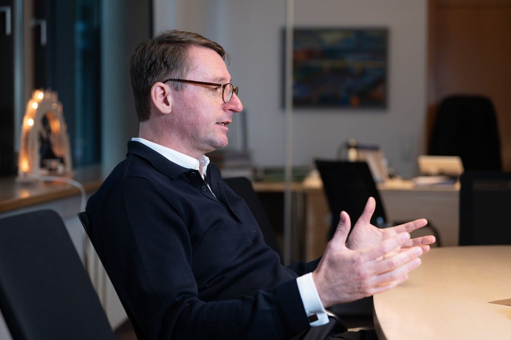 Roland Wöller (CDU), ehemaliger Innenminister von Sachsen, sitzt während eines Interviews in seinem Büro.