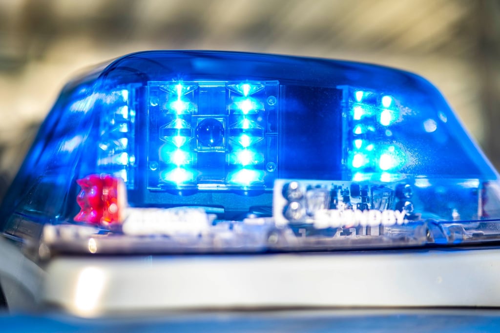 Ein Blaulicht leuchtet auf dem Dach eines Polizeiwagens.