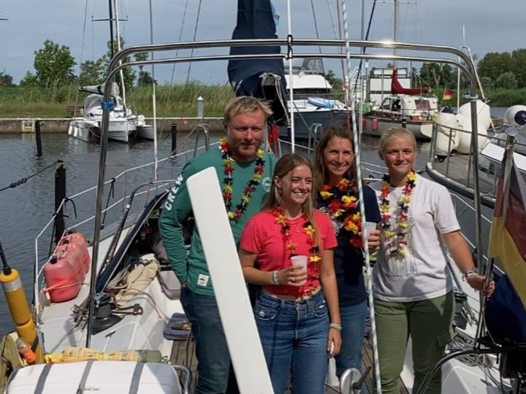 Familie Agthe aus Stöbnitz auf ihrem Boot in der Marina von Ueckermünde