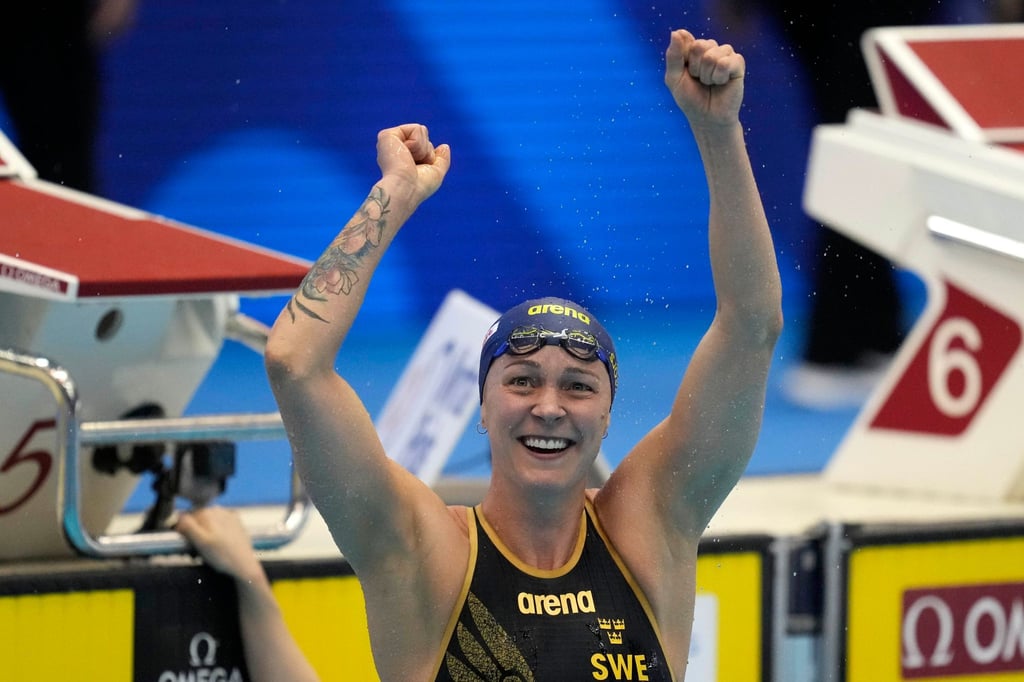 Sarah Sjoestroem feiert ihren Sieg bei den Schwimm-Weltmeisterschaften in Fukuoka.