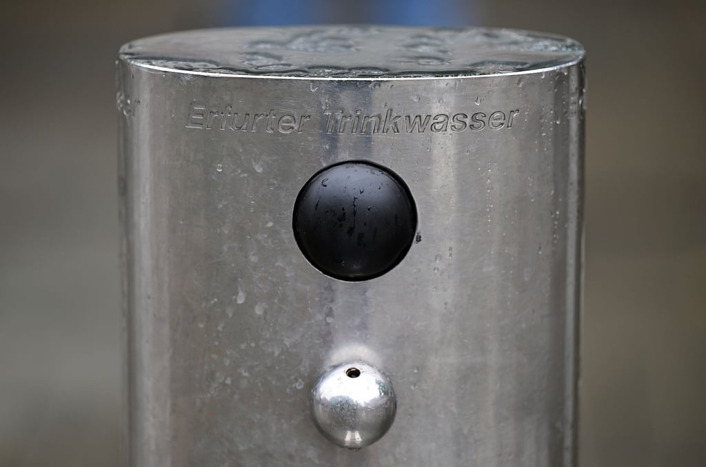 „Erfurter Trinkwasser“ steht an einem Trinkbrunnen in der Erfurter Innenstadt.