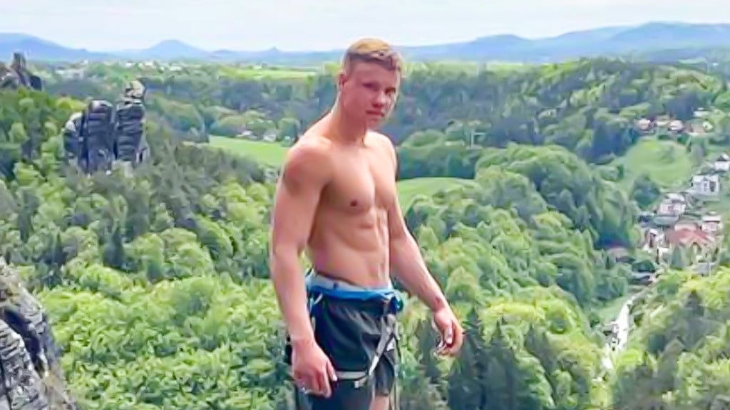 Wenn es kein Wasser gibt, springt Philipp Hummel nur mit einem Seil gesichert in die Tiefe.