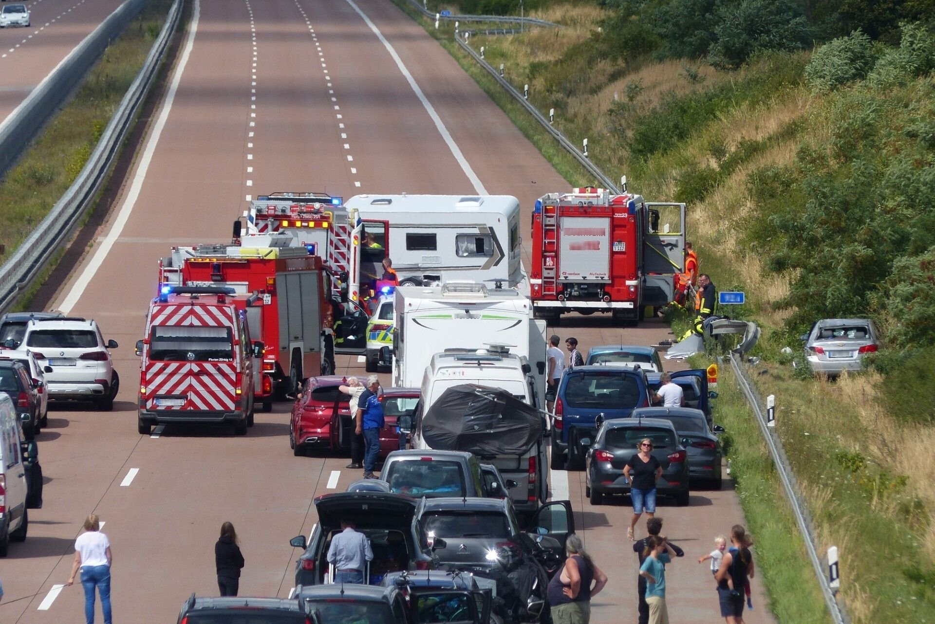 A9 Voll Gesperrt: Schwerer Unfall Auf A9 Bei Bitterfeld - Auto Landet ...