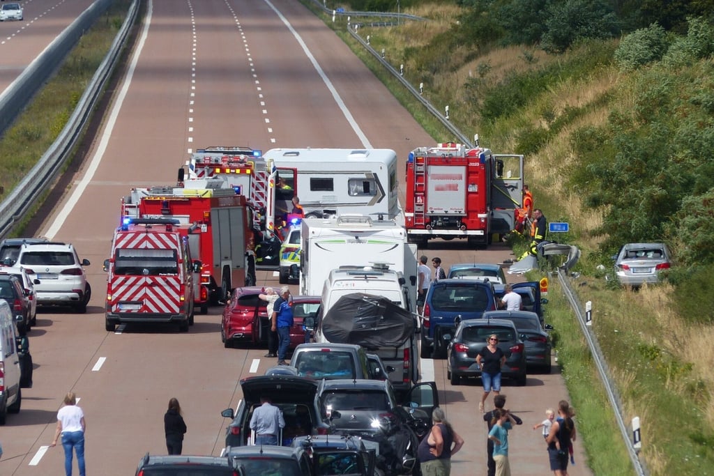 A9 voll gesperrt Schwerer Unfall auf A9 bei Bitterfeld Auto landet