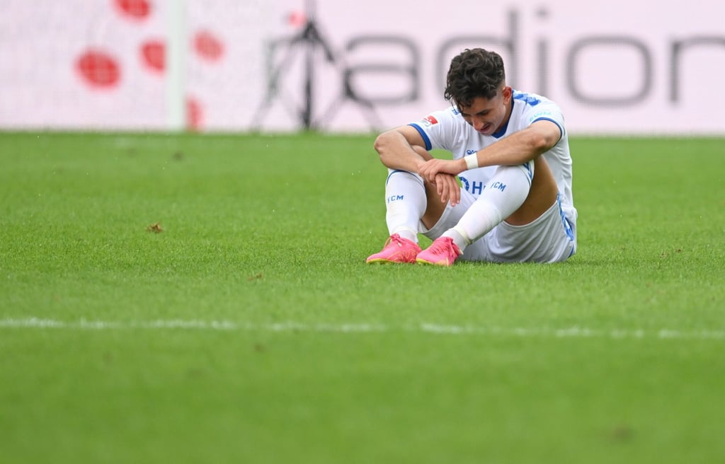 Magdeburgs Ahmet Arslan sitzt nach dem Spiel am Boden.