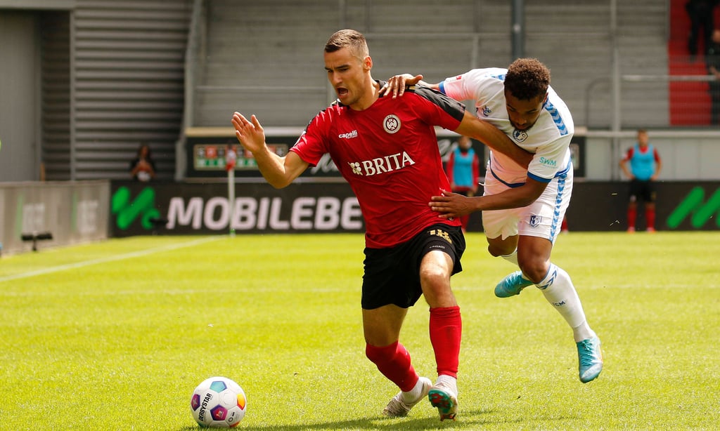 Trennten sich zum Auftakt mit ihren Mannschaften 1:1: Ivan Prtajin (Wehen Wiesbaden, l.) und Leon Bell Bell (1. FC Magdeburg).
