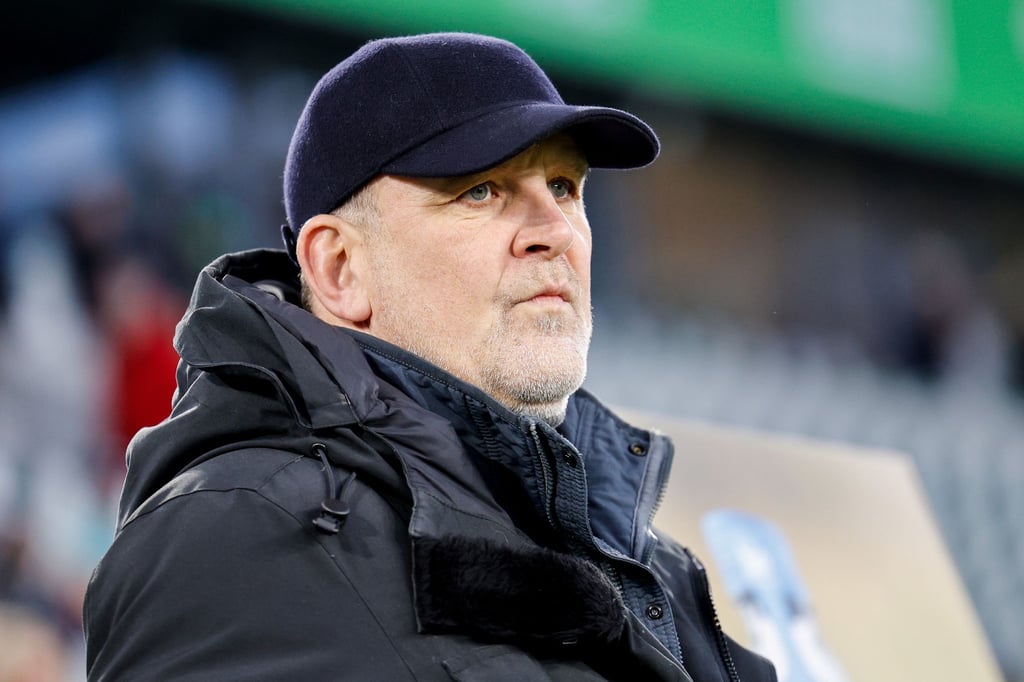 Wolfsburgs damaliger Geschäftsführer Jörg Schmadtke ist im Stadion.