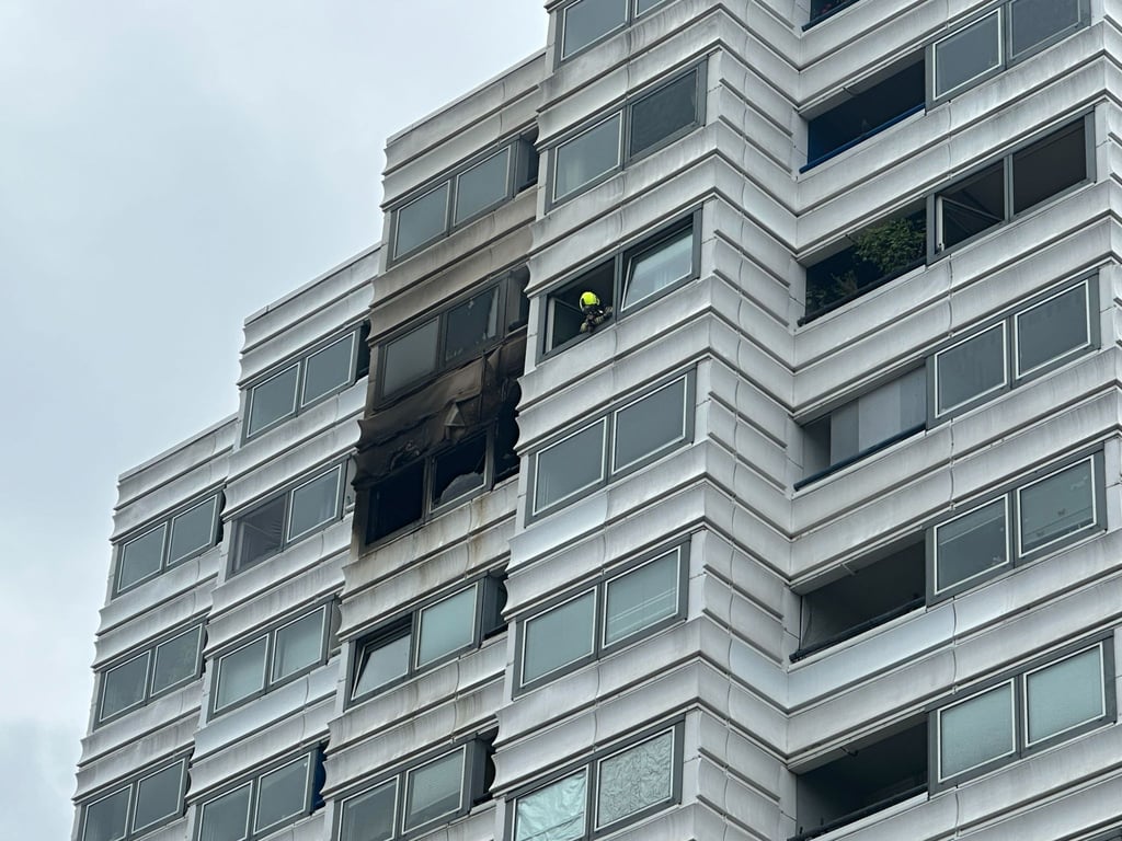 In einem Hochhaus sind die Spuren eines Brandes zu sehen.