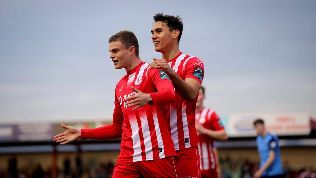 Fabrice Hartmann (l.) wird nach einem Treffer gefeiert.