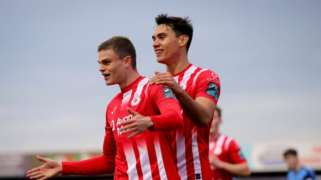 Fabrice Hartmann (l.) wird nach einem Treffer gefeiert.