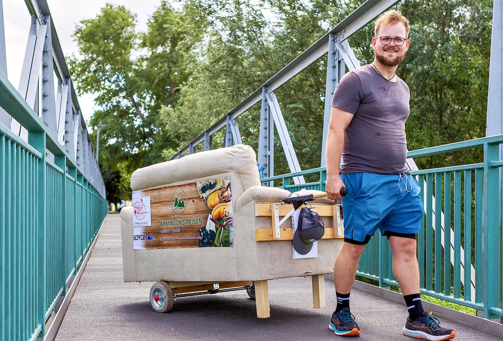 Jeppe Reinhardt ist mit seinem Sofa von Gera nach Magdeburg unterwegs. Er kam auch durch Zeitz, hier auf der Fußgängerbrücke am Stadion.