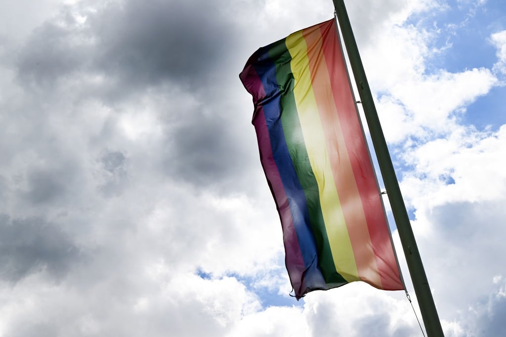 Die Flagge steht für Vielfalt und gilt als ein Zeichen gegen Diskriminierung von queeren Menschen.