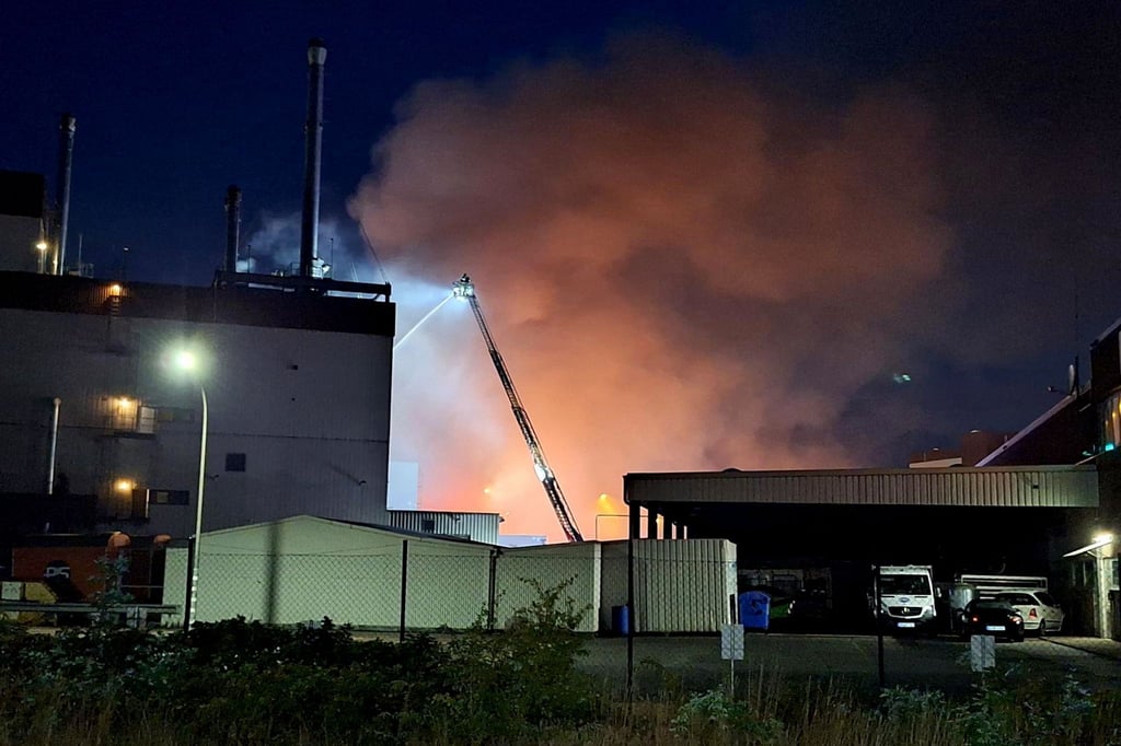 Die Feuerwehr löscht einen Brand auf einem Firmengelände im Hafenbereich von Bremen-Hemelingen.